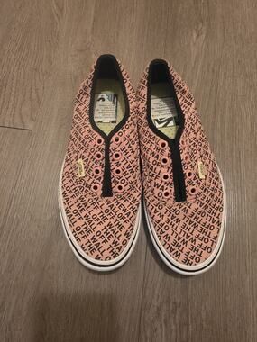 Vans Authentic Sample Shoes Pink The Wall Off Print Women’s 7 Men’s 5.5